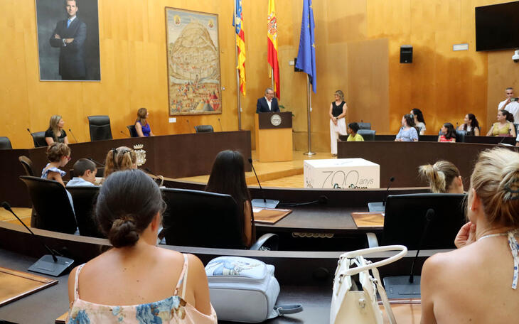 Benidorm premia a diez alumnos de centros públicos en el concurso ‘Alcalde/sa por un día’